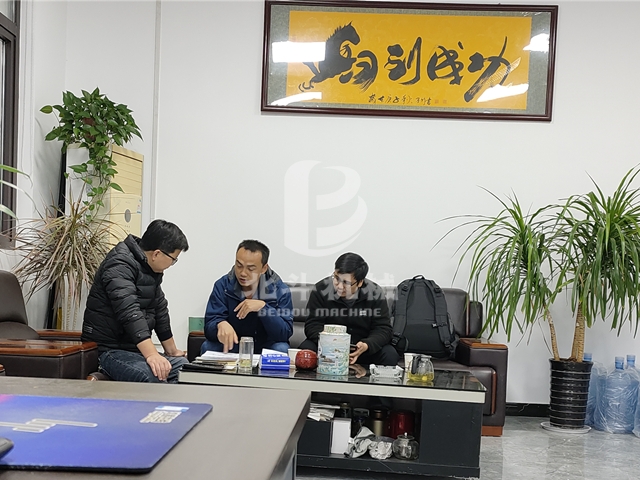 木材粉碎機(jī)產(chǎn)量大吸引江西客戶(hù)前來(lái)參觀
