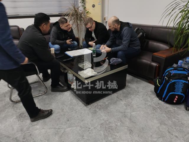 客戶來(lái)訪報(bào)導(dǎo):外國(guó)客戶探索綜合破碎機(jī)的功能與優(yōu)勢(shì)